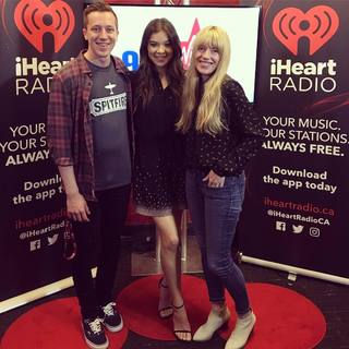 Hailee Steinfeld feet photo thumbnail