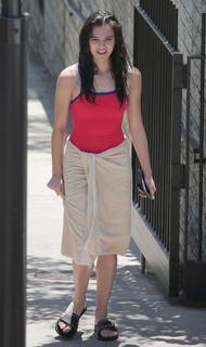 Hailee Steinfeld feet photo thumbnail