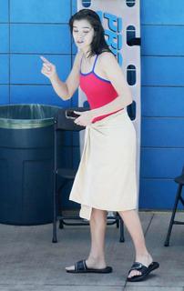 Hailee Steinfeld feet photo thumbnail