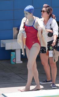 Hailee Steinfeld feet photo thumbnail