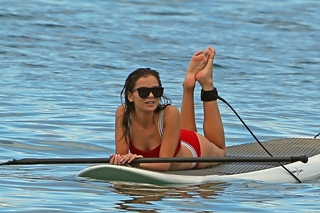 Hailee Steinfeld feet photo thumbnail