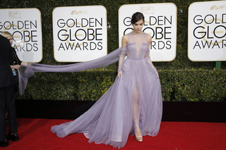 Hailee Steinfeld feet photo thumbnail