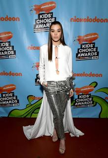 Hailee Steinfeld feet photo thumbnail