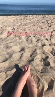 Hailee Steinfeld feet photo thumbnail