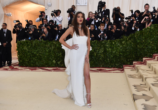 Hailee Steinfeld feet photo thumbnail