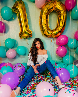 Hailee Steinfeld feet photo thumbnail