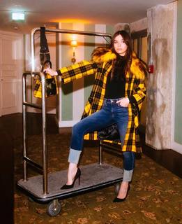 Hailee Steinfeld feet photo thumbnail