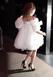 Hailee Steinfeld feet photo thumbnail