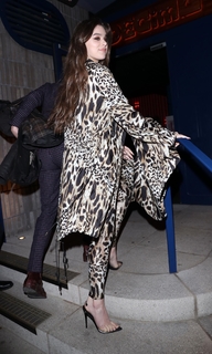 Hailee Steinfeld feet photo thumbnail