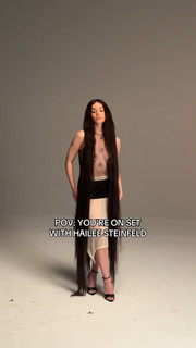 Hailee Steinfeld feet photo thumbnail