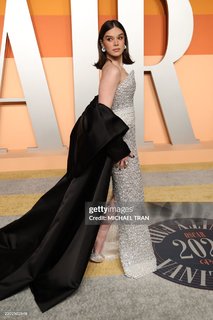Hailee Steinfeld feet photo thumbnail