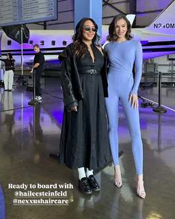 Hailee Steinfeld feet photo thumbnail