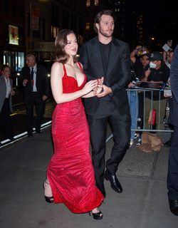 Hailee Steinfeld feet photo thumbnail