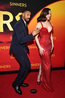 Hailee Steinfeld feet photo thumbnail