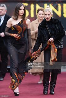 Hailee Steinfeld feet photo thumbnail