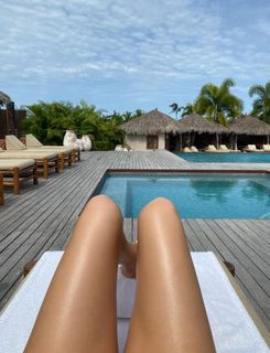 Hailee Steinfeld feet photo thumbnail