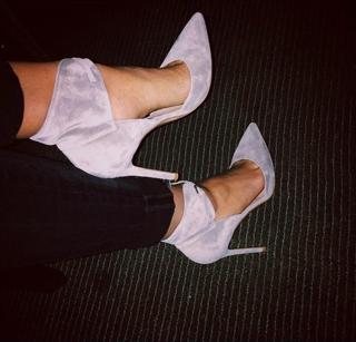 Hailey Bieber feet photo thumbnail