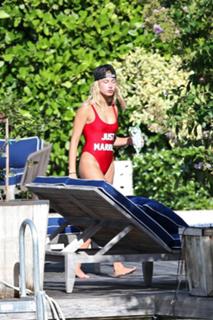 Hailey Bieber feet photo thumbnail