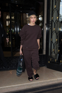 Hailey Bieber feet photo thumbnail