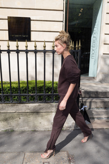 Hailey Bieber feet photo thumbnail