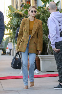 Hailey Bieber feet photo thumbnail