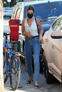 Hailey Bieber feet photo thumbnail