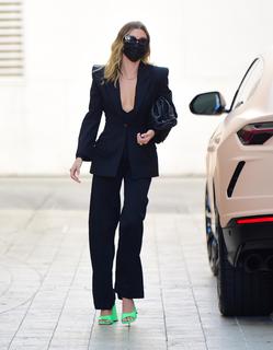 Hailey Bieber feet photo thumbnail