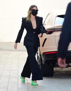 Hailey Bieber feet photo thumbnail