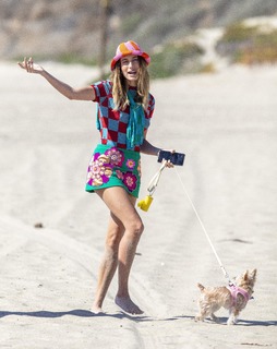 Hailey Bieber feet photo thumbnail