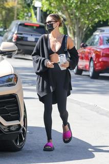 Hailey Bieber feet photo thumbnail