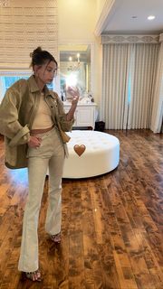 Hailey Bieber feet photo thumbnail