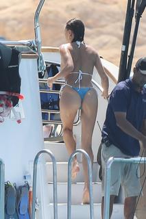 Hailey Bieber feet photo thumbnail