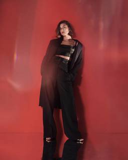 Hailey Bieber feet photo thumbnail