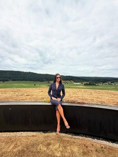 Hailey Bieber feet photo thumbnail