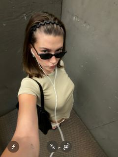 Hailey Bieber feet photo 3