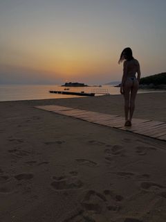 Hailey Bieber feet photo 1
