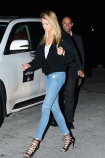 Hailey Clauson feet photo thumbnail