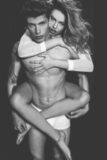 Hailey Clauson feet photo thumbnail