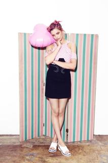 Hailey Clauson feet photo thumbnail