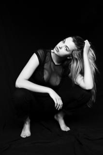 Hailey Clauson feet photo thumbnail