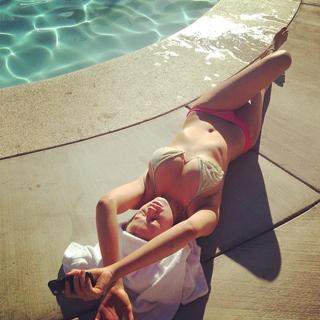 Hailey Clauson feet photo thumbnail