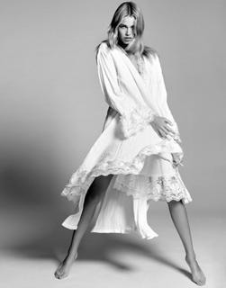 Hailey Clauson feet photo thumbnail