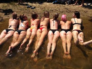 Hailey Clauson feet photo thumbnail