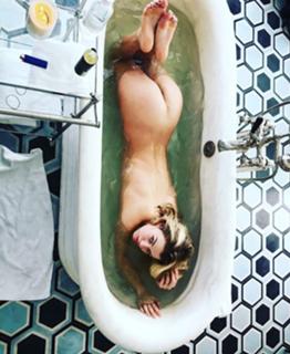 Hailey Clauson feet photo thumbnail