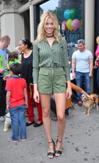 Hailey Clauson feet photo thumbnail