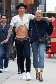 Hailey Clauson feet photo thumbnail