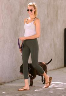 Hailey Clauson feet photo thumbnail