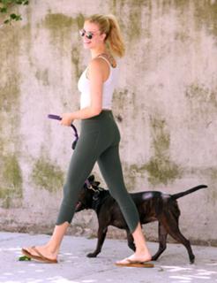 Hailey Clauson feet photo thumbnail