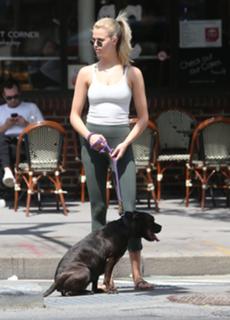 Hailey Clauson feet photo thumbnail