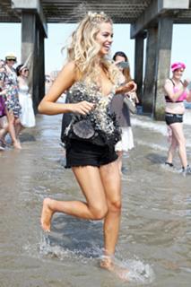 Hailey Clauson feet photo thumbnail